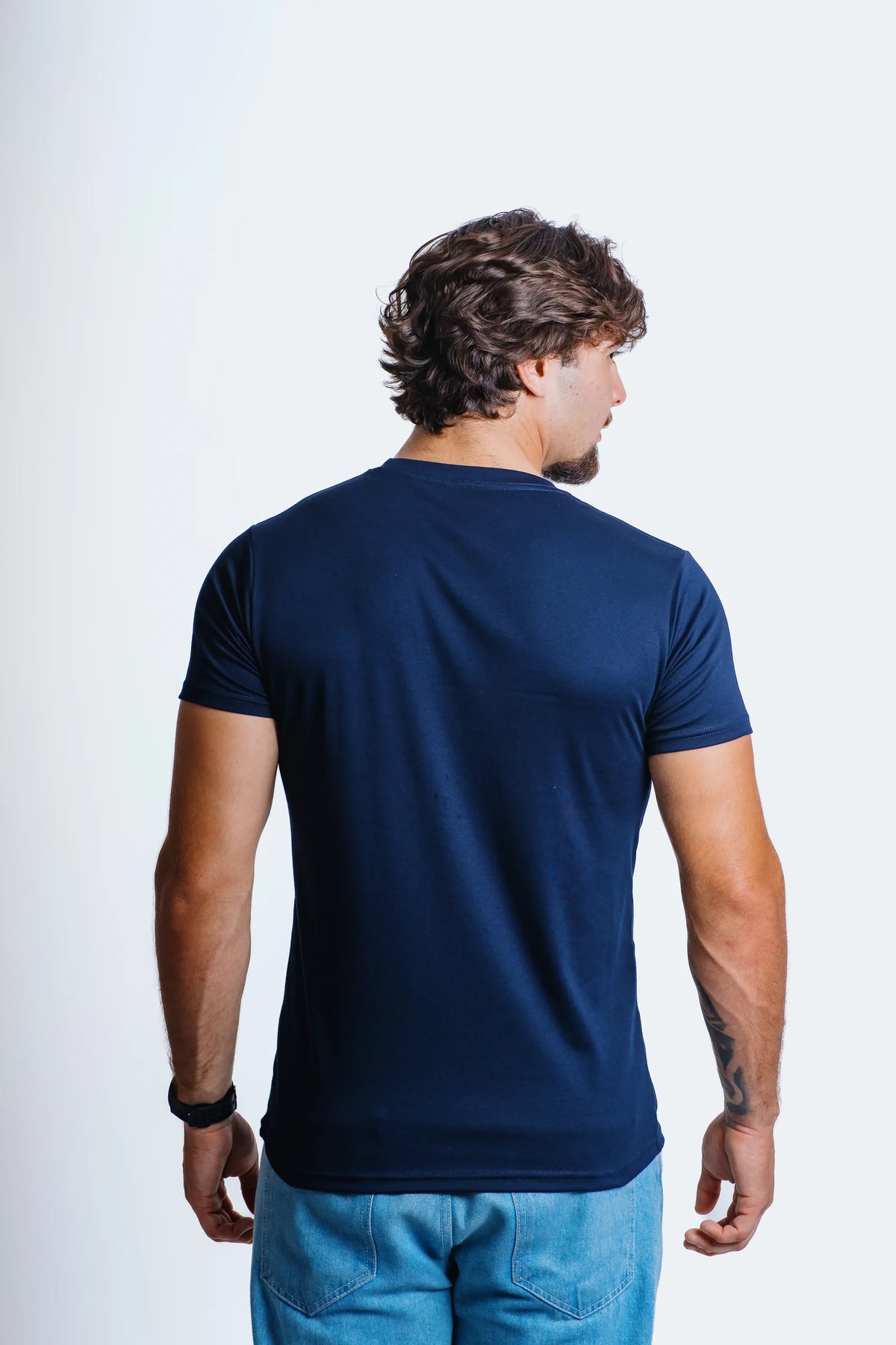 Camiseta Essential Azul marinho, vista de costas