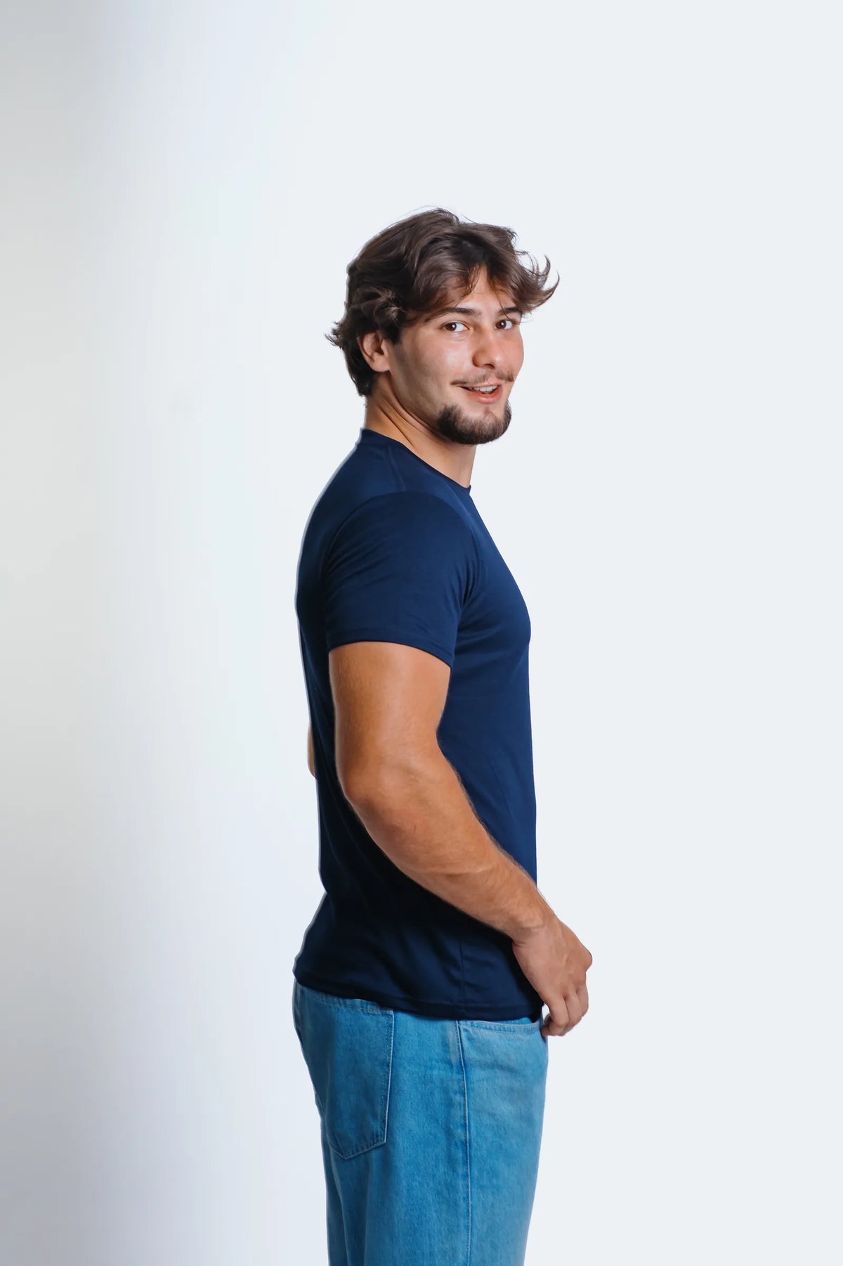 Camiseta Essential Azul marinho, vista lateral