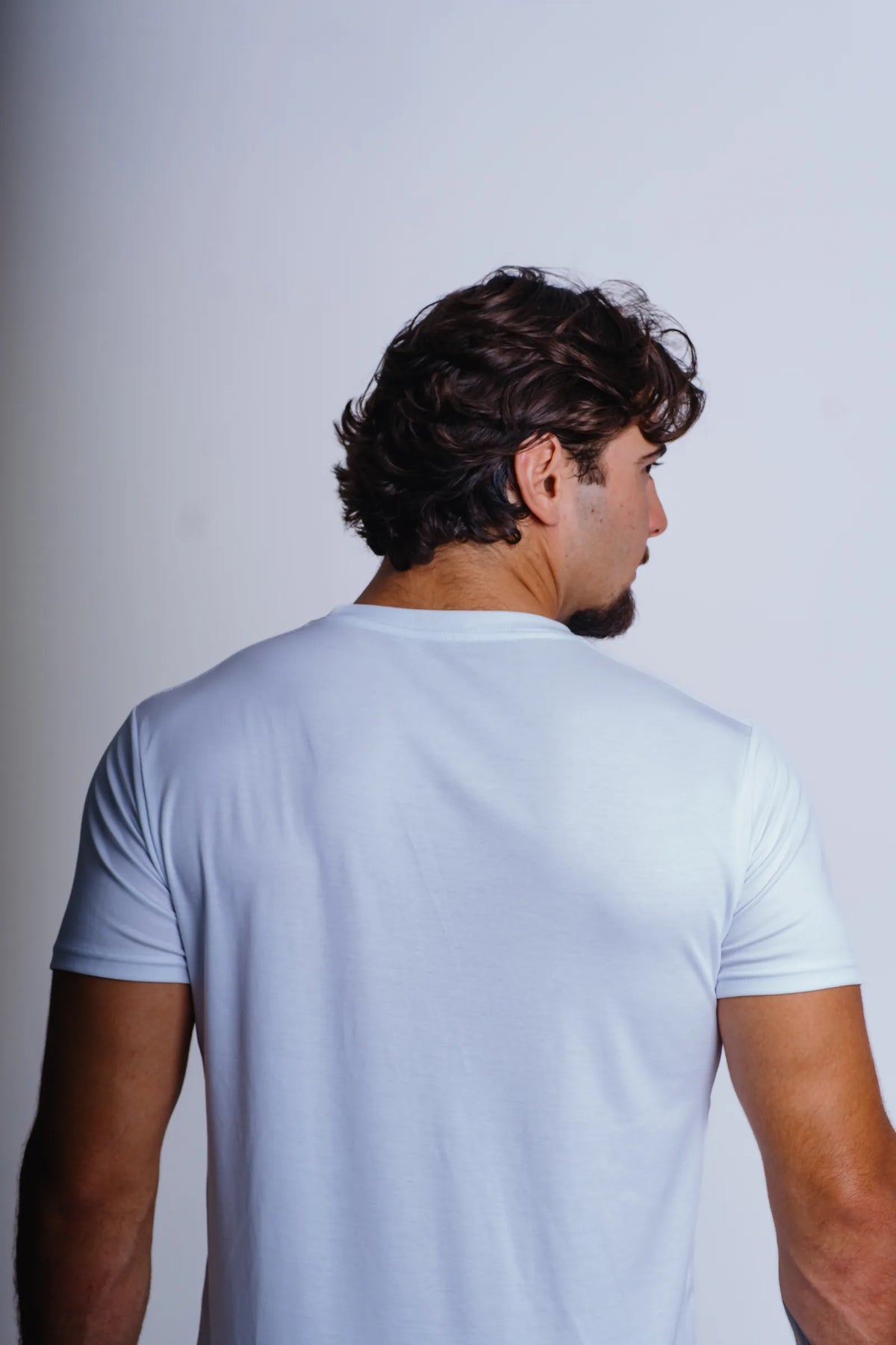 Camiseta Essential Branco, vista de costas
