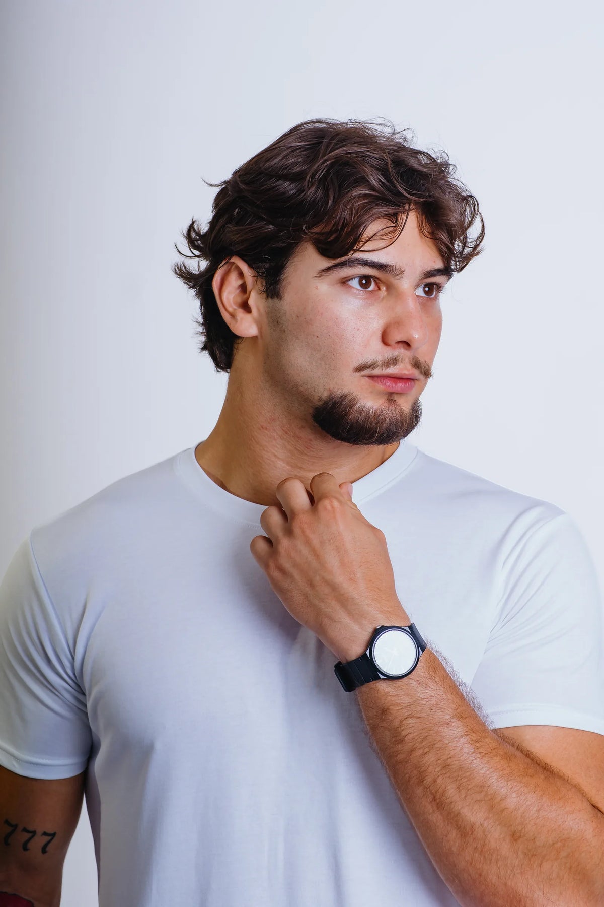 Camiseta Essential Branco, frente, ajustando a gola