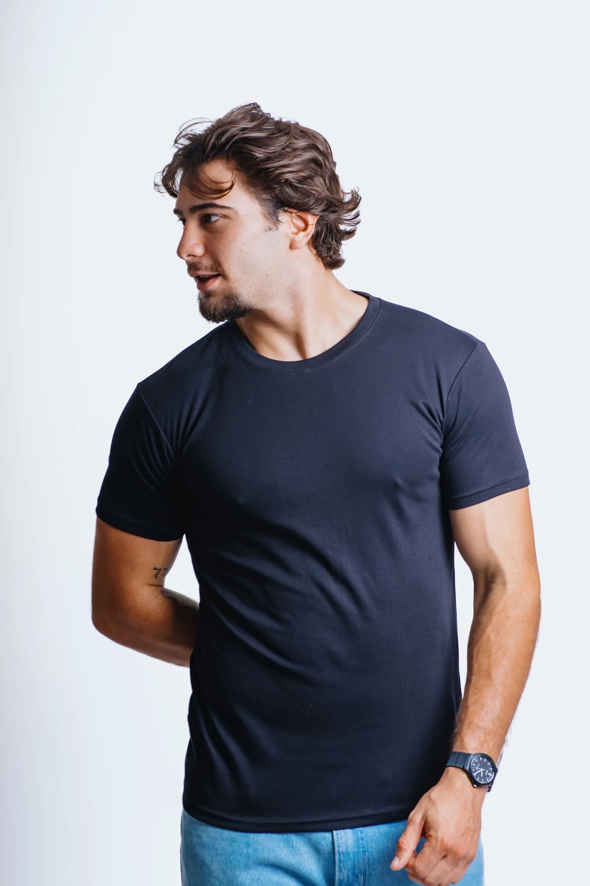 Camiseta Essential Preto, vista de frente, outra pose