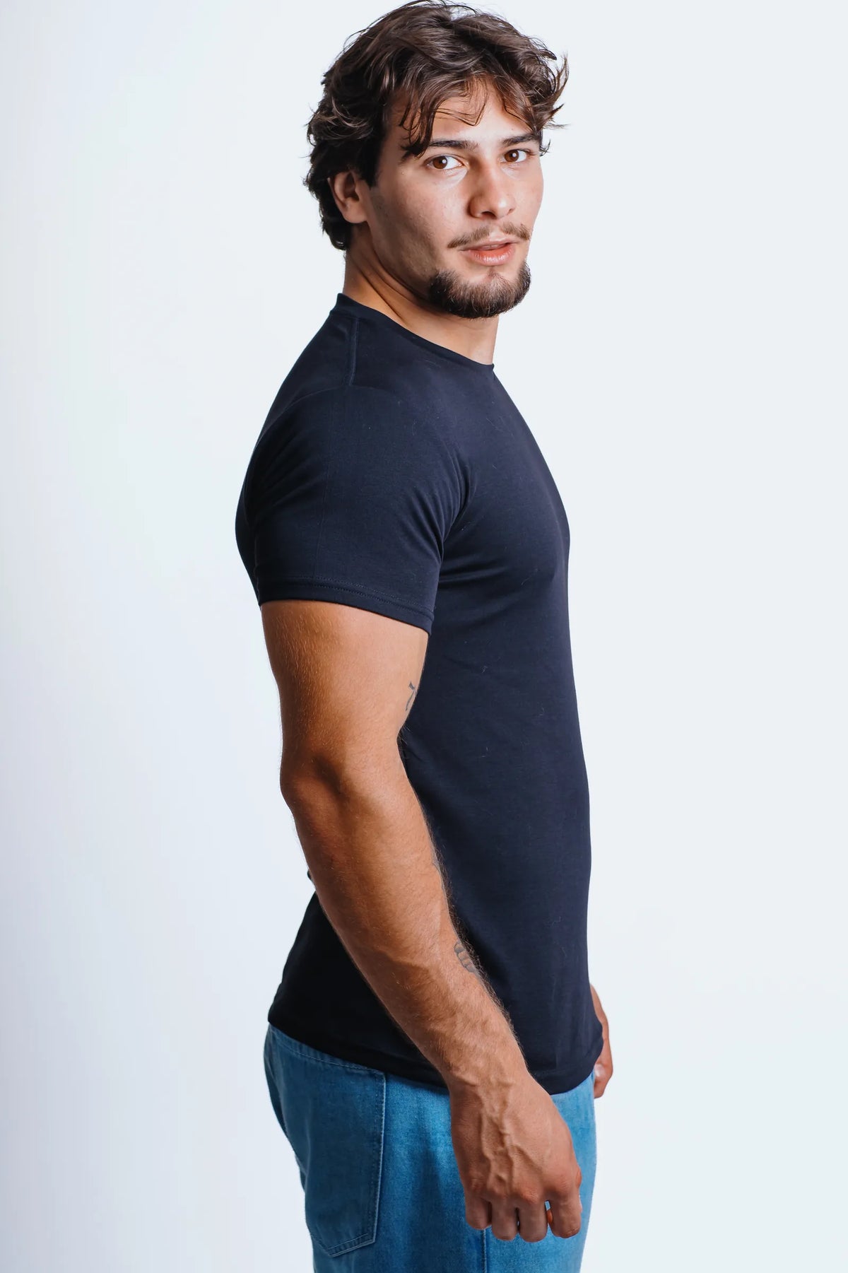 Camiseta Essential Preto, vista lateral