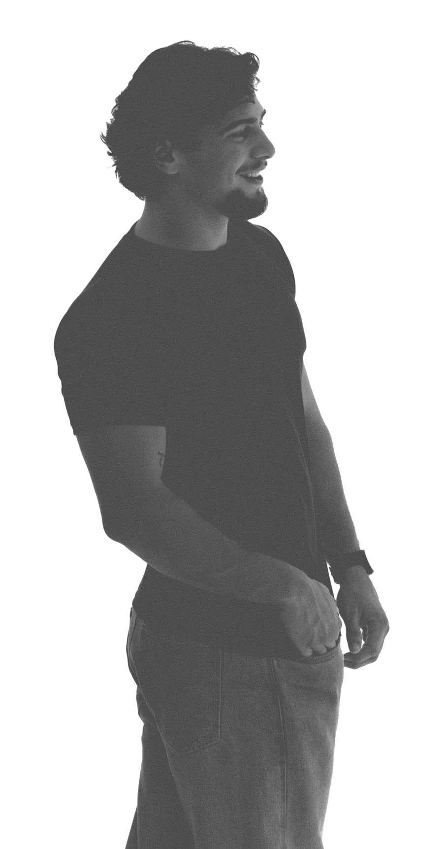 Modelo de perfil vestindo a camiseta Quiet, em preto e branco